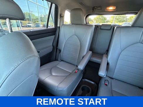 Used 2023 Toyota Highlander XLE FWD image 13