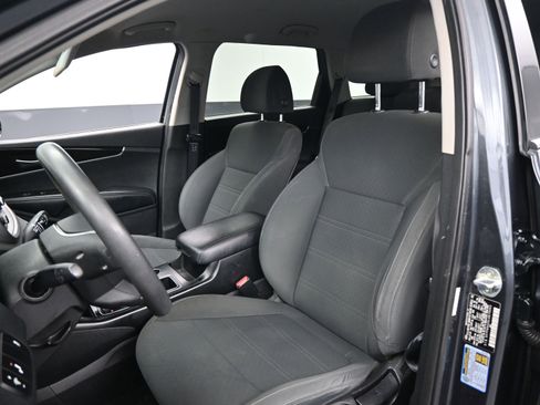 Used 2020 Kia Sorento LX image 17