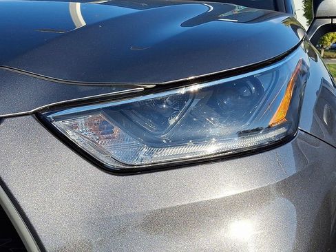 Used 2021 Toyota Highlander XLE AWD/4WD image 8