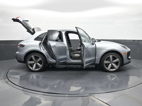 Certified 2025 Porsche Macan AWD/4WD image 34