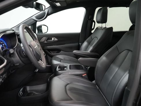 New 2026 Chrysler Pacifica Select AWD/4WD image 10