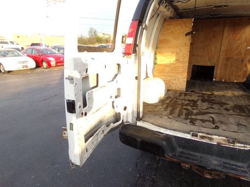 Used 2015 Chevrolet Express 2500 RWD image 15