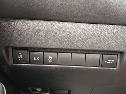Used 2021 Toyota Venza LE AWD/4WD image 24