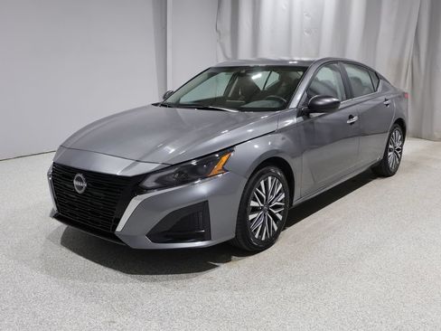 Used 2024 Nissan Altima 2.5 SV FWD image 6