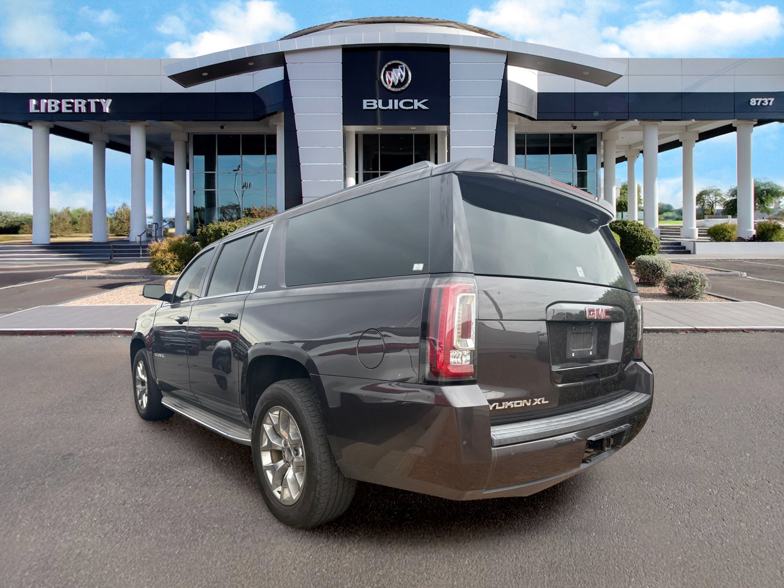 Used 2015 GMC Yukon XL SLT w/ HD Trailering Package AWD/4WD image 2