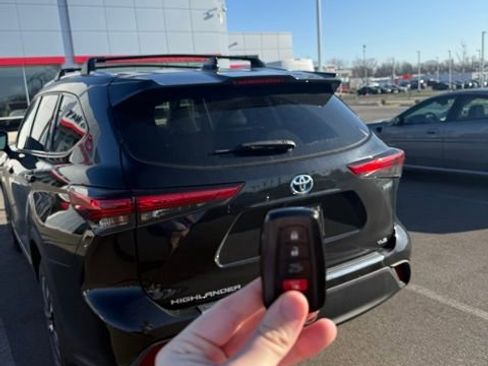 Used 2022 Toyota Highlander XLE image 12