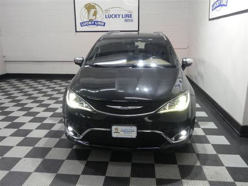 Used 2020 Chrysler Pacifica Limited w/ Tire & Wheel Group FWD image 3
