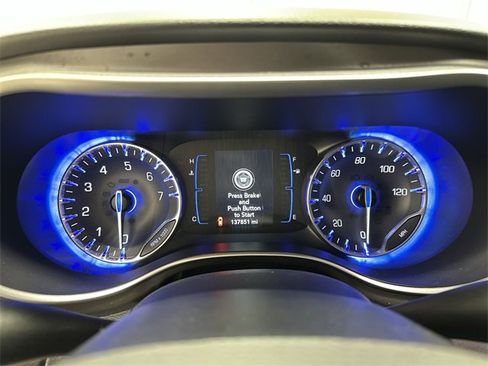 Used 2020 Chrysler Pacifica Touring-L image 32