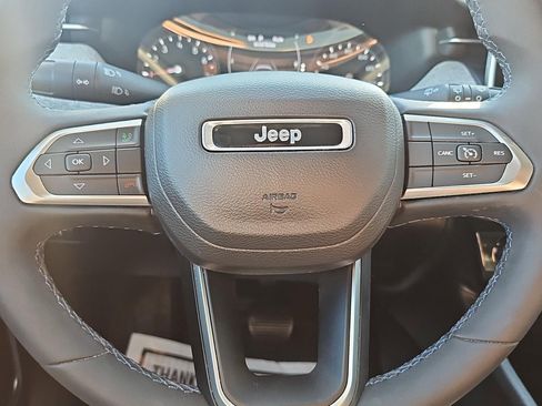 Used 2022 Jeep Compass Latitude AWD/4WD image 11