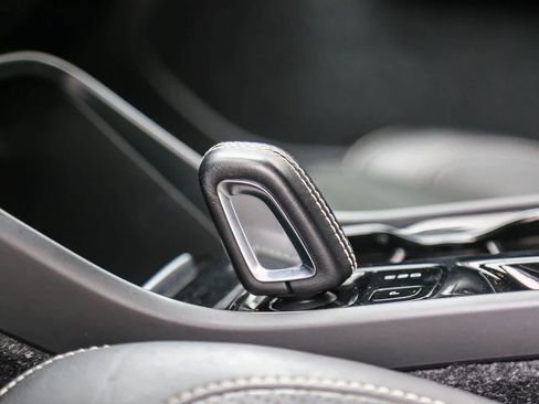 Used 2019 Volvo XC40 T4 R-Design FWD image 23