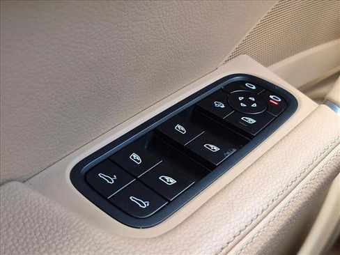 Used 2023 Porsche Cayenne AWD/4WD image 11