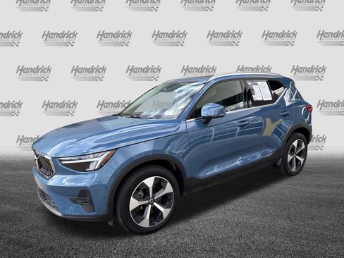 Used 2025 Volvo XC40 B5 Plus image 5