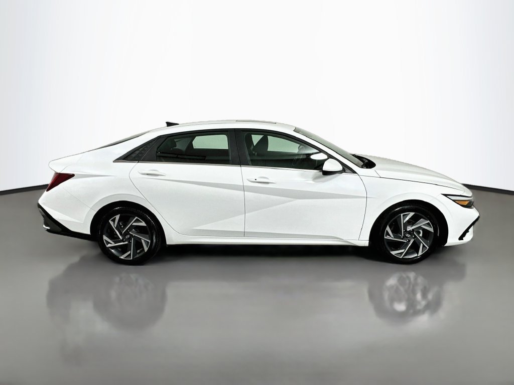 Used 2025 Hyundai Elantra SEL FWD image 4
