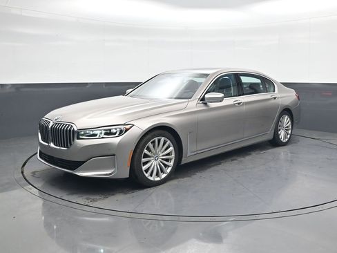 Used 2021 BMW 740i xDrive w/ Premium Package image 3