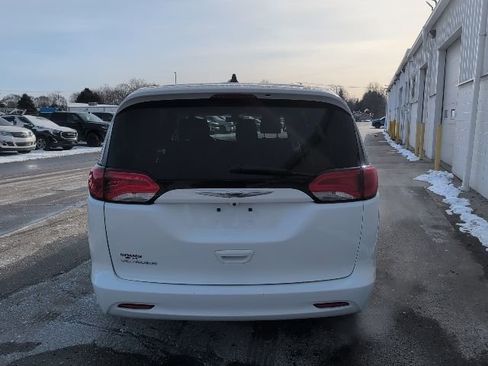 Used 2021 Chrysler Voyager L image 6