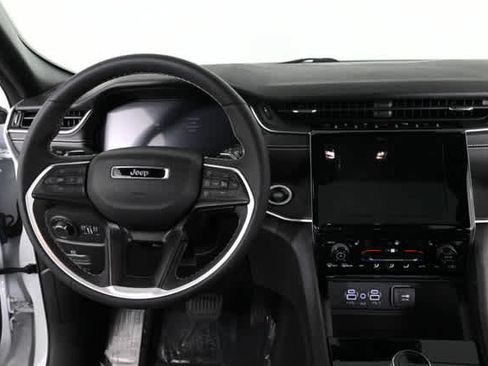 Used 2023 Jeep Grand Cherokee L Altitude image 3