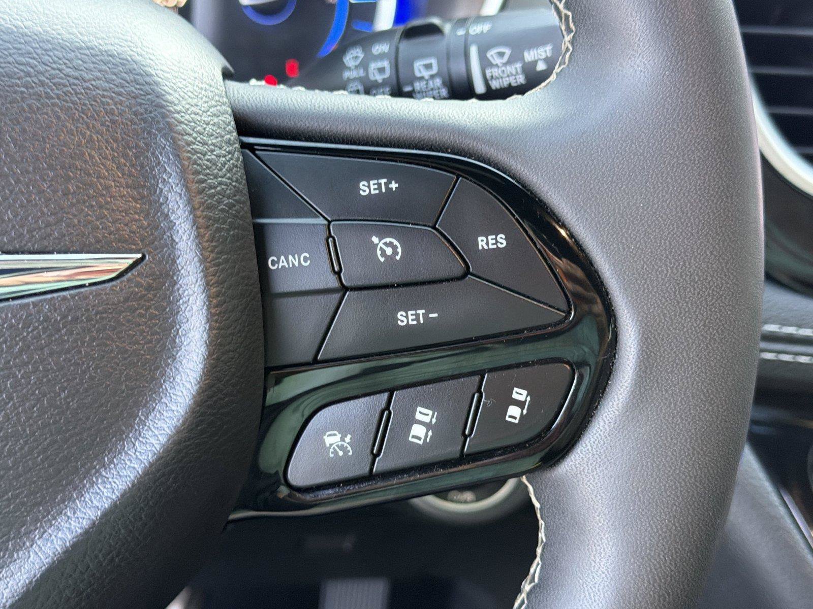 Used 2024 Chrysler Pacifica Limited FWD image 25