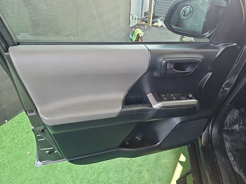 Used 2016 Toyota Tacoma SR5 w/ SR5 Appearance Package (SN) AWD/4WD image 35
