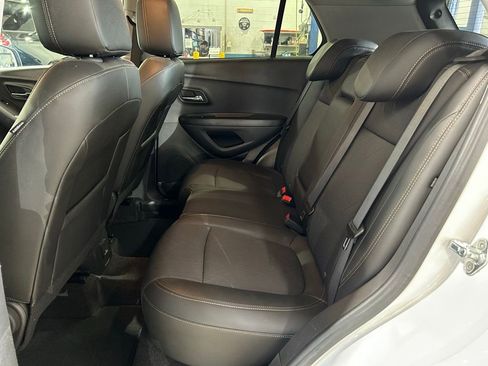 Used 2022 Chevrolet Trax LT w/ LT Convenience Package AWD/4WD image 33