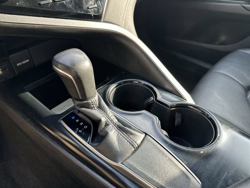 Used 2019 Toyota Camry SE FWD image 19