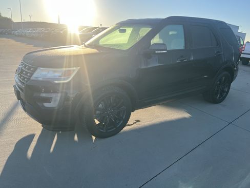 Used 2017 Ford Explorer XLT w/ Equipment Group 202A image 10