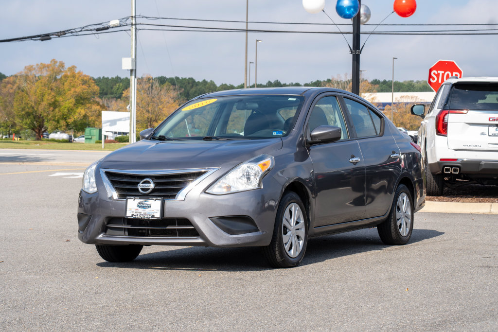 Used 2017 Nissan Versa SV FWD image 3