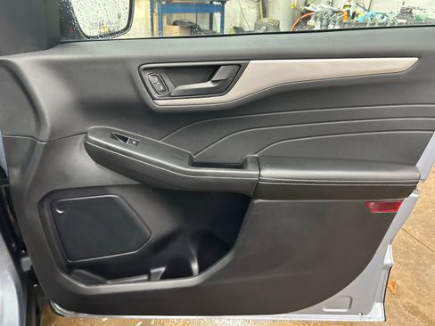 Used 2022 Ford Escape SE w/ SE Sport Appearance Package image 31