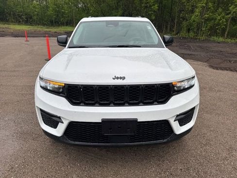Used 2023 Jeep Grand Cherokee Limited w/ Black Appearance Package AWD/4WD image 2