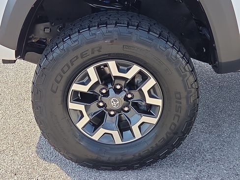 Used 2019 Toyota Tacoma TRD Off-Road AWD/4WD image 7
