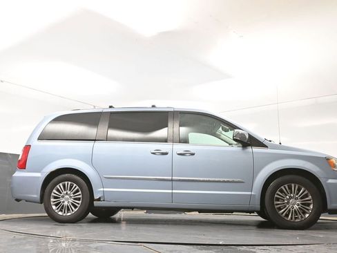 Used 2013 Chrysler Town & Country Touring-L w/ Driver Convenience Group FWD image 24