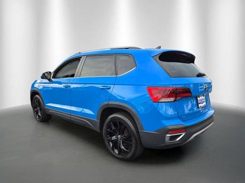 Used 2023 Volkswagen Taos SE w/ Panoramic Sunroof Package FWD image 3