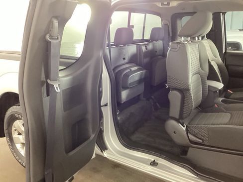 Used 2012 Nissan Frontier SV w/ SV Premium Utility Pkg AWD/4WD image 27