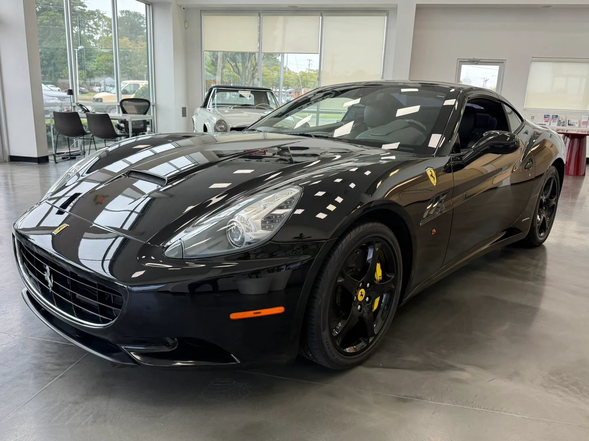 Used 2010 Ferrari California RWD image 22