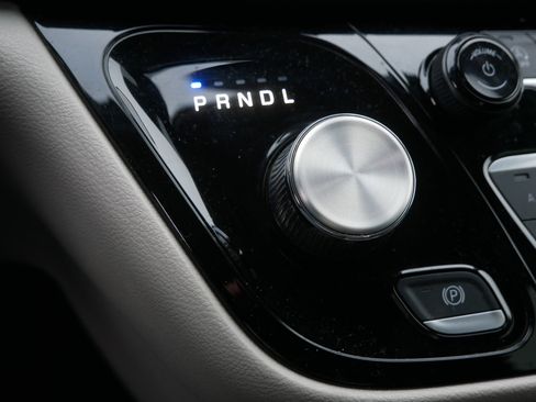 Certified 2023 Chrysler Pacifica Touring-L image 28