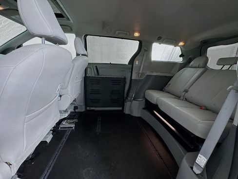 Used 2020 Toyota Sienna XLE Premium image 27