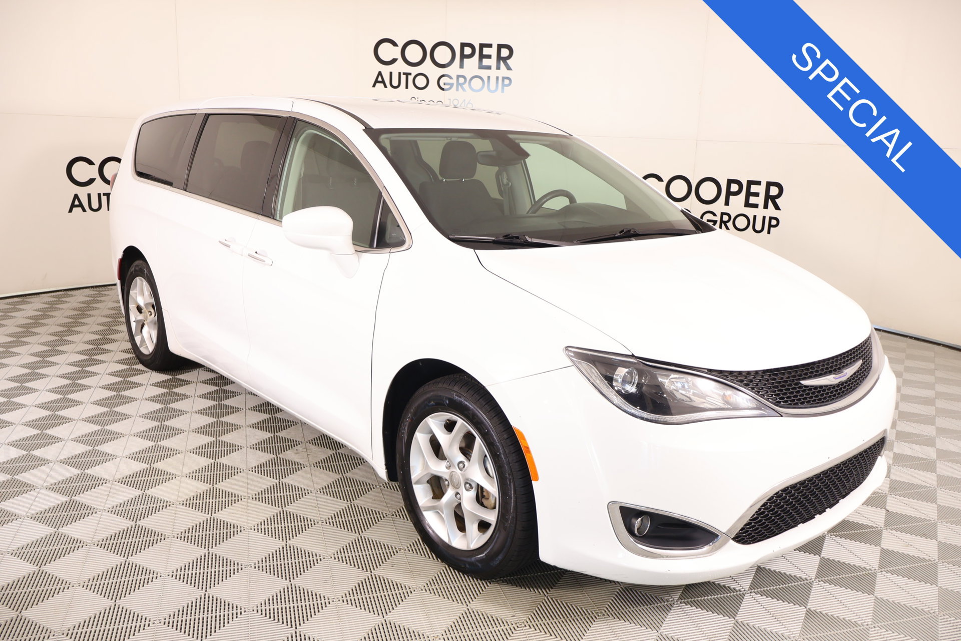 Used 2018 Chrysler Pacifica Touring Plus w/ Tire & Wheel Group FWD image 1