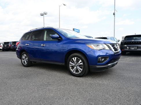 Used 2020 Nissan Pathfinder SV image 2