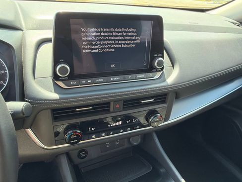 Used 2025 Nissan Rogue SV FWD image 28