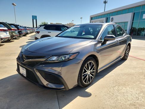 Used 2023 Toyota Camry SE FWD image 3