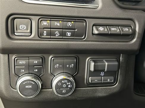 Used 2024 GMC Yukon XL AT4 w/ Technology Package AWD/4WD image 19