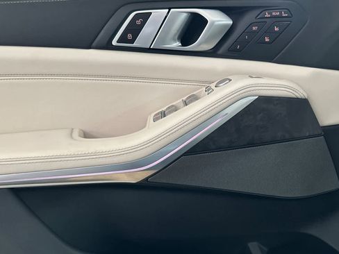 Used 2025 BMW X7 M60i image 12