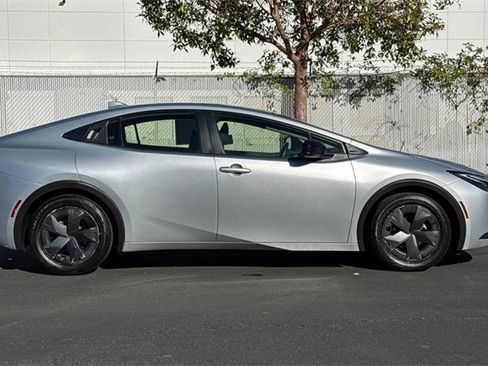 Used 2023 Toyota Prius LE image 3
