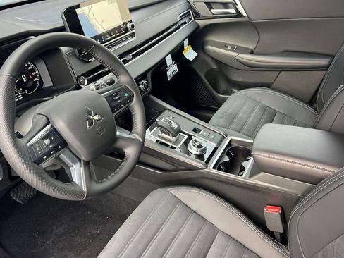 New 2025 Mitsubishi Outlander SE image 11