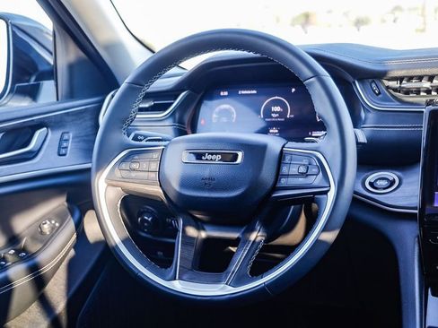 Used 2023 Jeep Grand Cherokee Limited w/ Luxury Tech Group II image 16