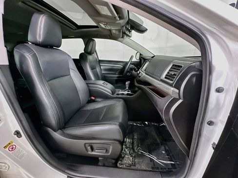 Used 2018 Toyota Highlander Limited FWD image 34