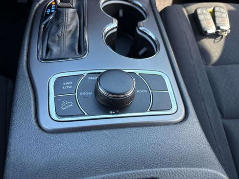 Used 2019 Jeep Grand Cherokee Laredo image 25