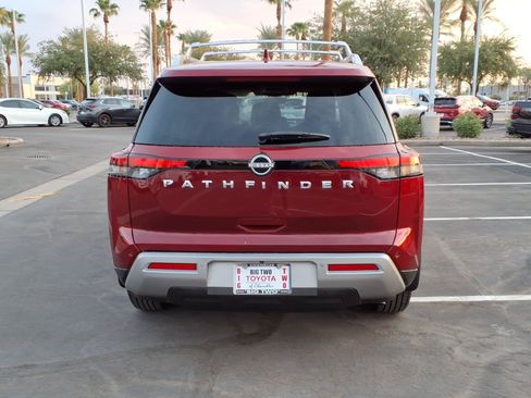 Used 2024 Nissan Pathfinder SL FWD image 5