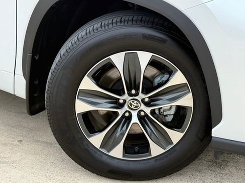 Used 2026 Toyota Highlander XLE AWD/4WD image 2