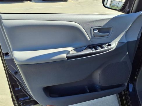 Used 2020 Toyota Sienna L image 10