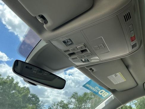 Used 2022 Volkswagen Tiguan SE image 14